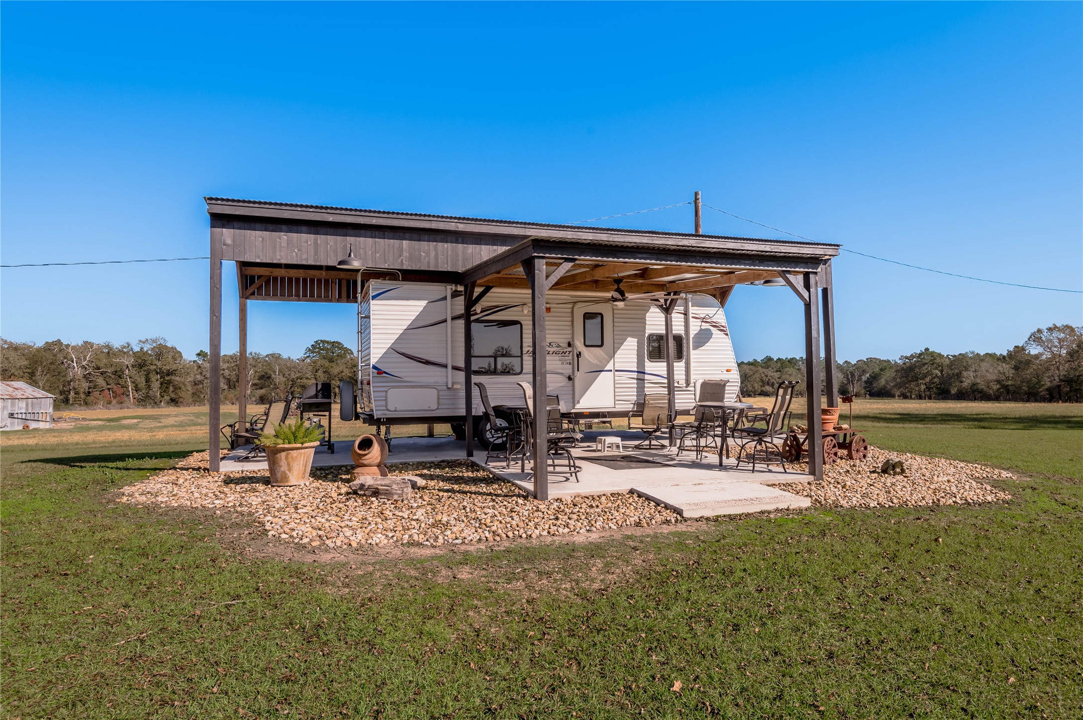 5316 Highway 19 Trinity, TX 75862 - Photo 26 of 34 a view of a chairs and table in the patio