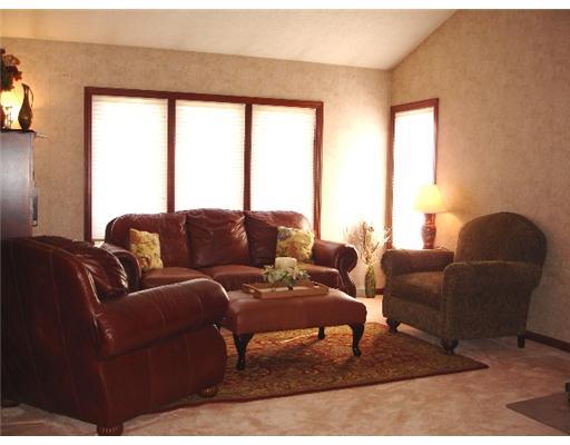 608 Hemlock Road Coraopolis, PA 15108 - Photo 3 of 12 Living Room.