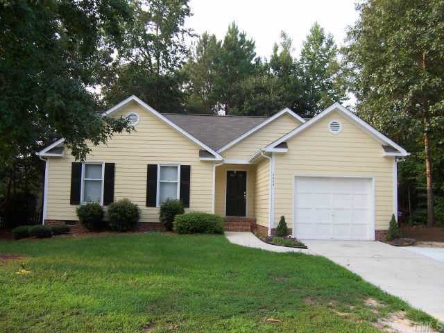 a view of a house with backyard and garden