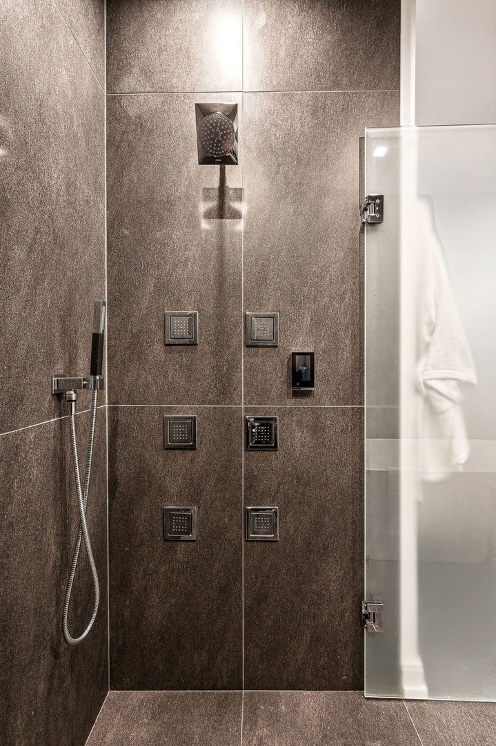 223 West Lake Street, Unit PH5S Chicago, IL 60606 - Photo 20 of 32 a bathroom with a shower