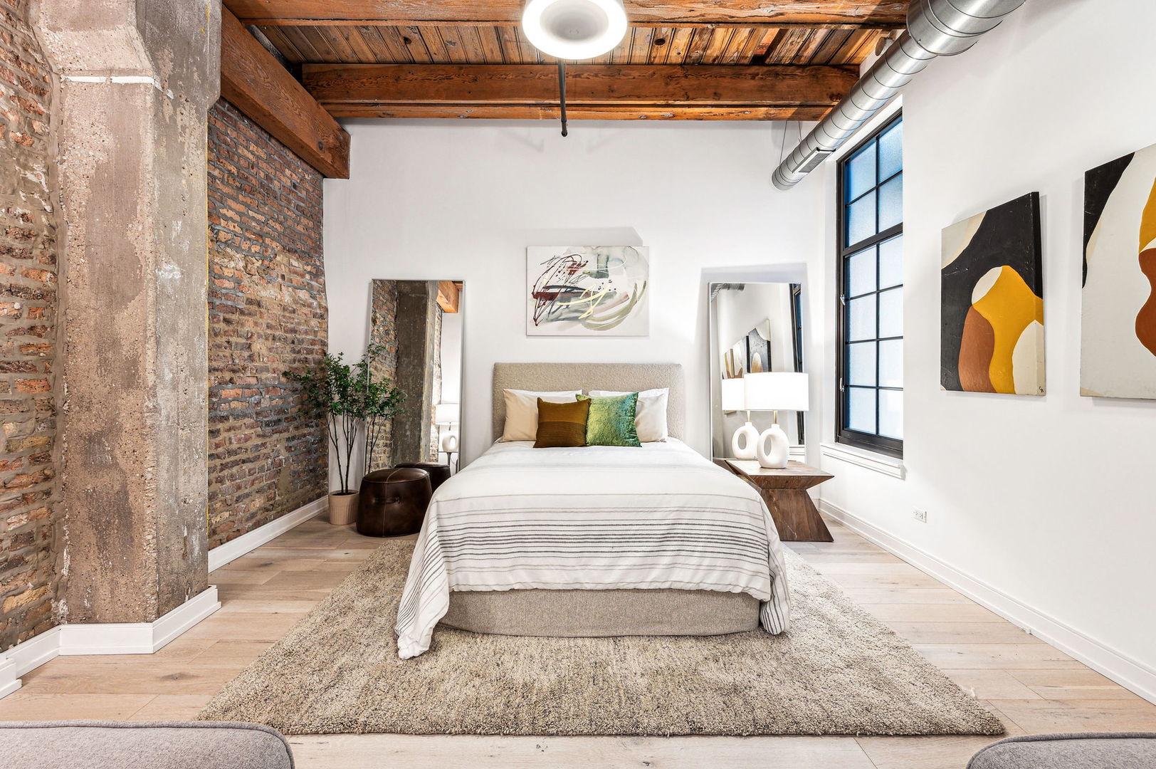 223 West Lake Street, Unit PH5S Chicago, IL 60606 - Photo 23 of 32 a bedroom with a bed and lamp