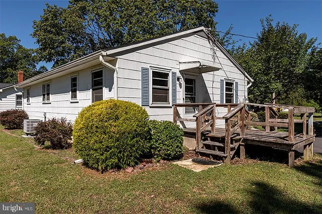 a view of a house with backyard