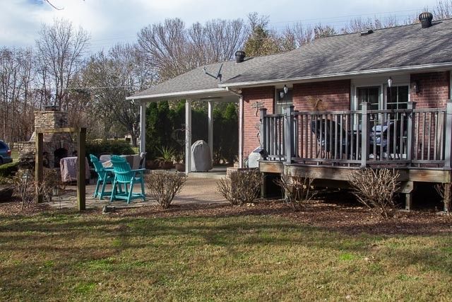 a view of a house with a garage