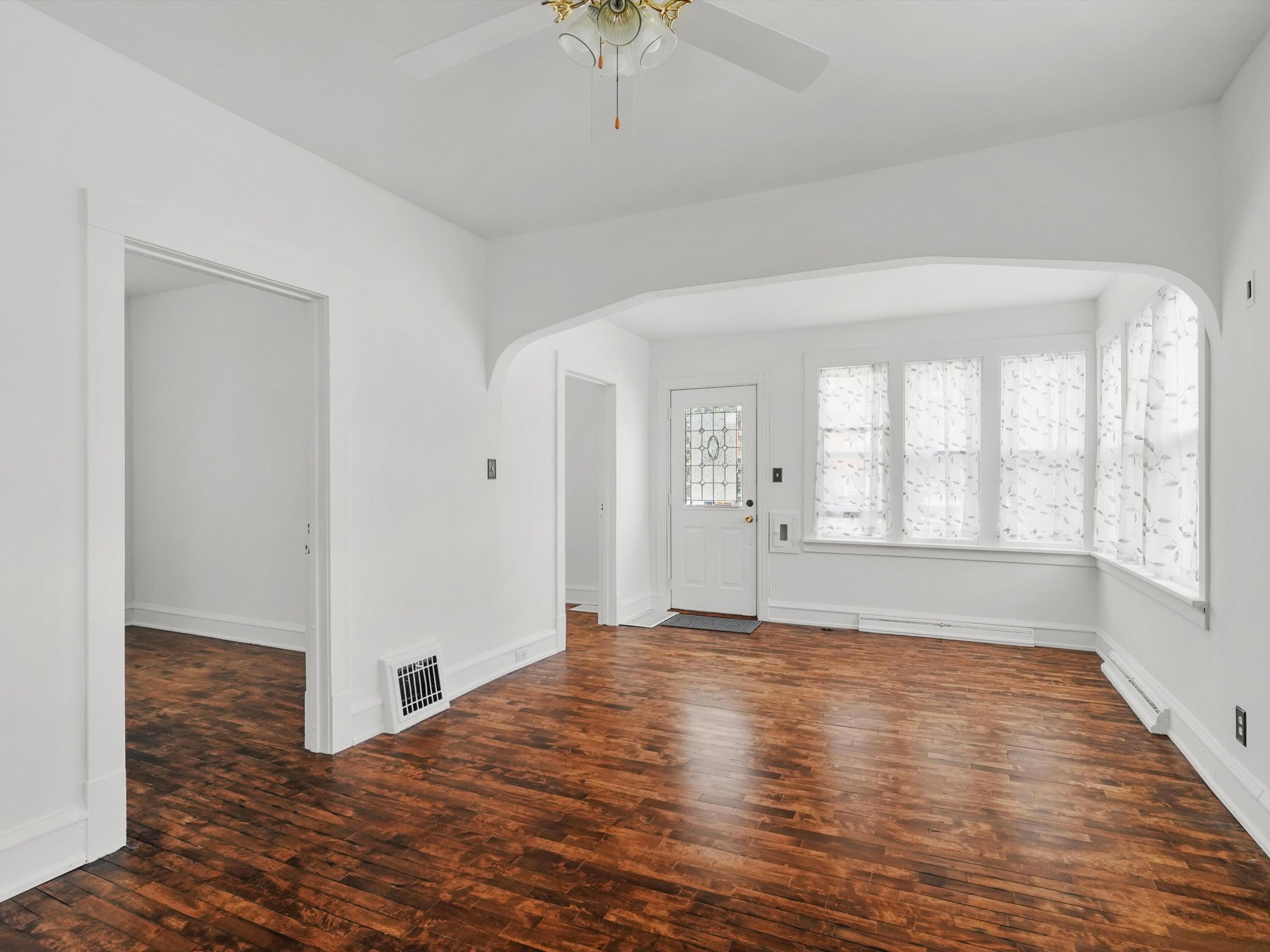 2215 11th Street Two Rivers, WI 54241 - Photo 4 of 27 04-DSC07142