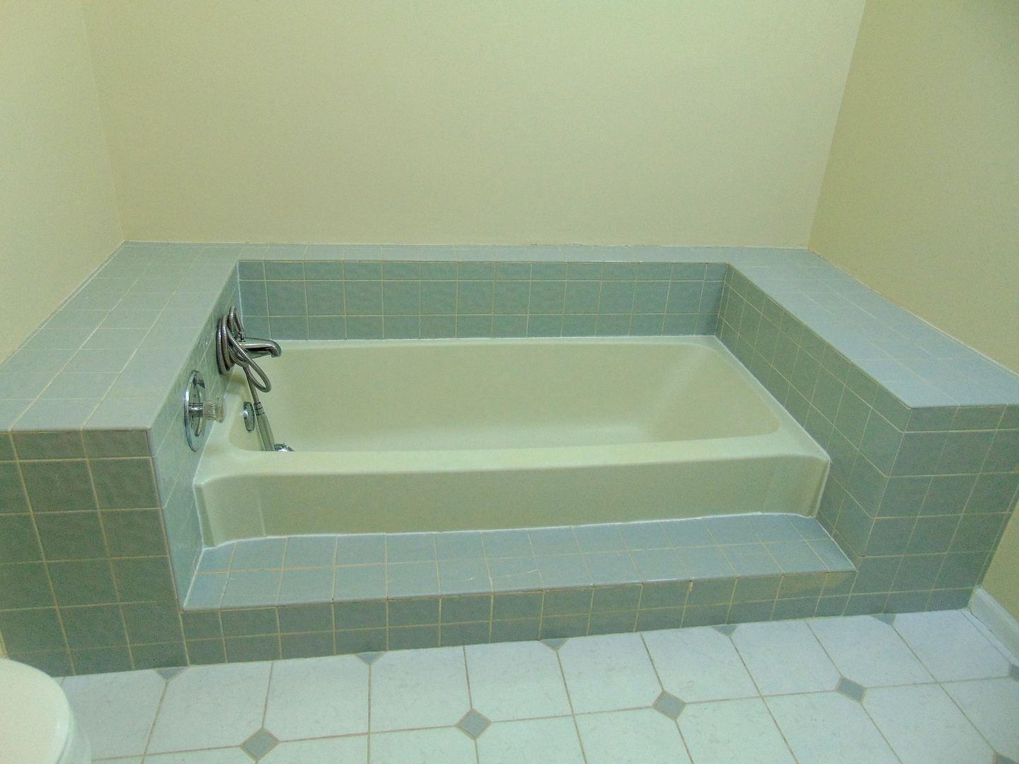 1662 Commodore Court, Unit 2 Schaumburg, IL 60193 - Photo 19 of 26 a bathroom with a bathtub