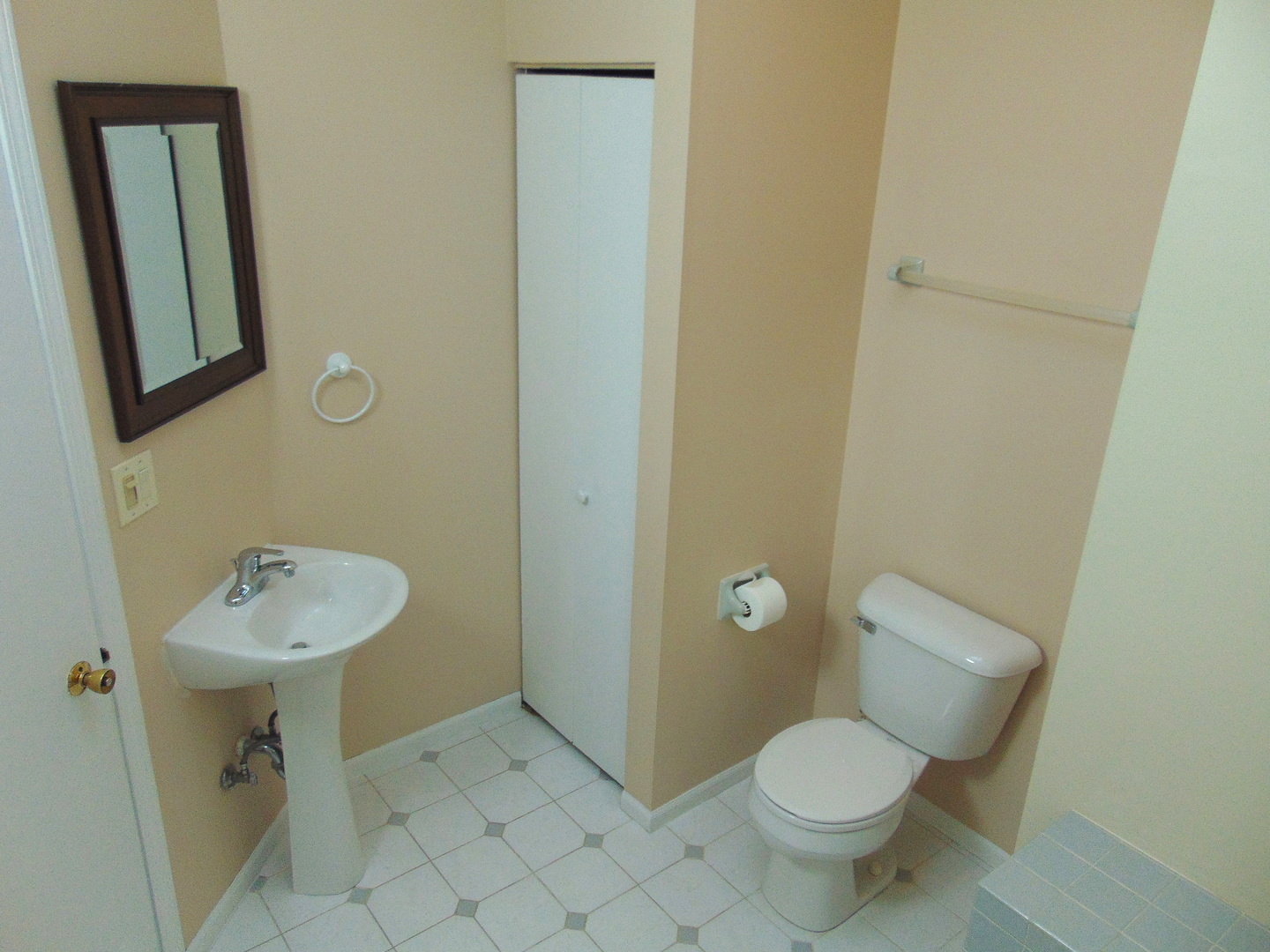 1662 Commodore Court, Unit 2 Schaumburg, IL 60193 - Photo 20 of 26 a bathroom with a toilet sink and mirror