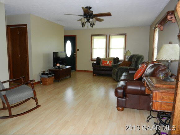 91 River Rdg Road Verona, VA 24482 - Photo 3 of 20 a living room with furniture