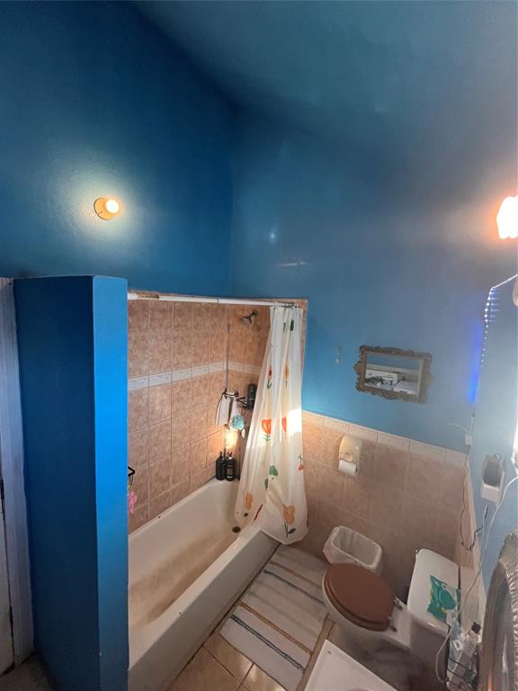 4838 Wisteria Street Dallas, TX 75211 - Photo 18 of 19 a bathroom with a tub