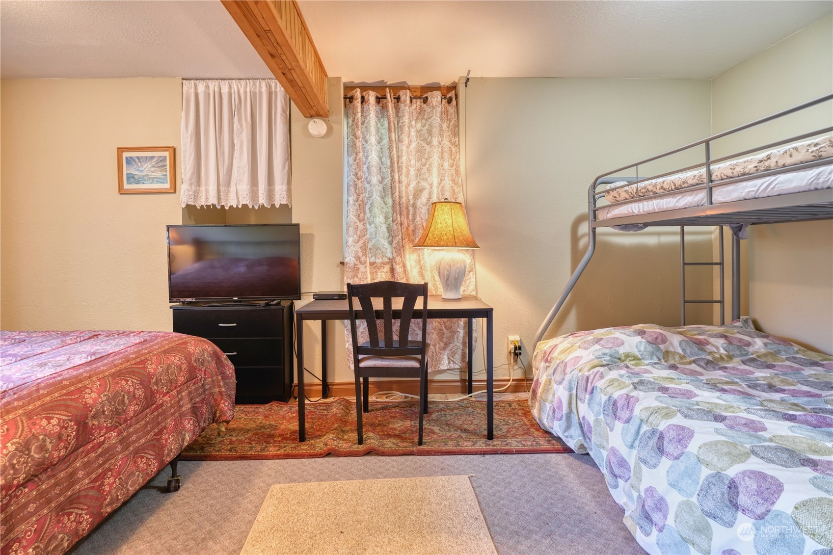 1856 Cliff Road Point Roberts, WA 98281 - Photo 27 of 37 a bedroom with a bed and a table in it