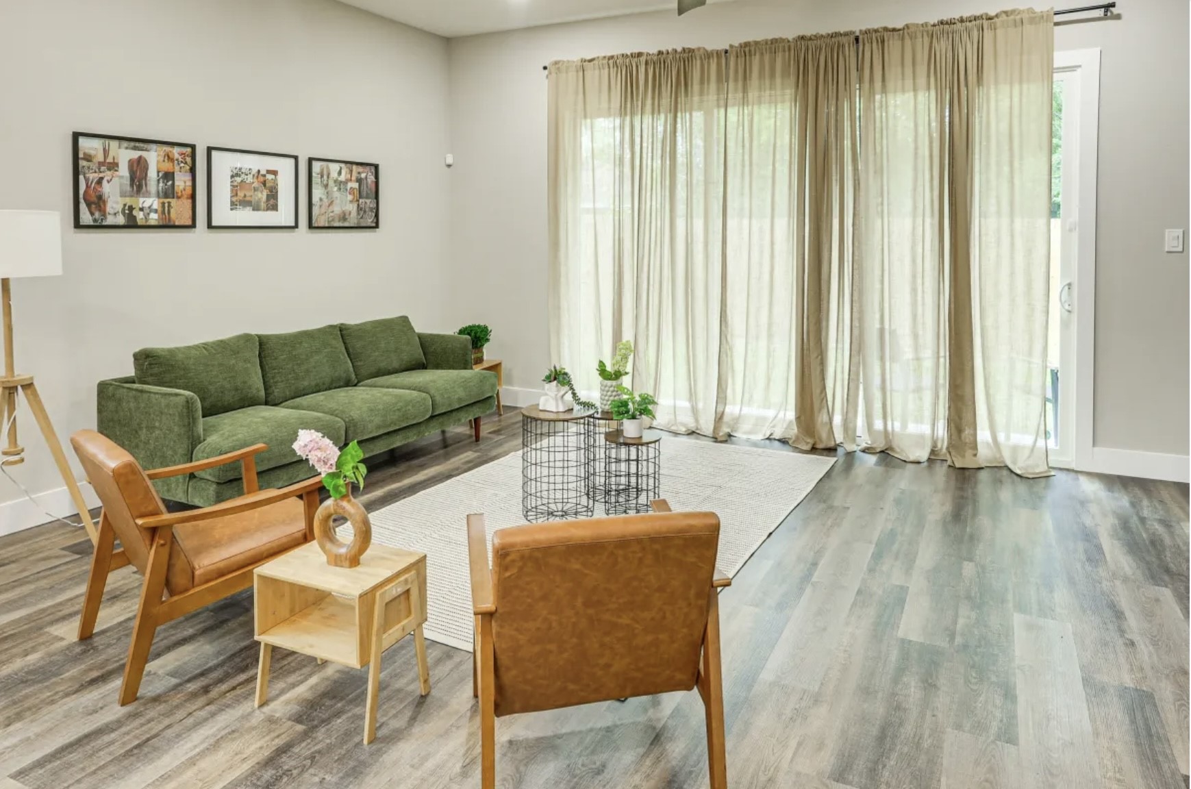 3727 Dreyfus Street Houston, TX 77021 - Photo 4 of 17 This living room features a modern design with open concept. The room has stylish flooring.
