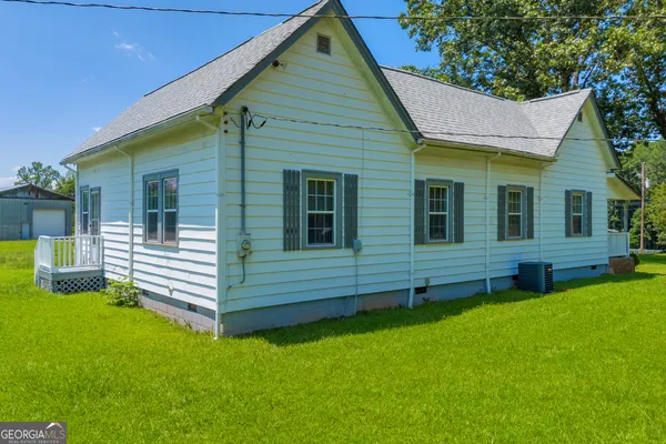 a view of a house with a yard