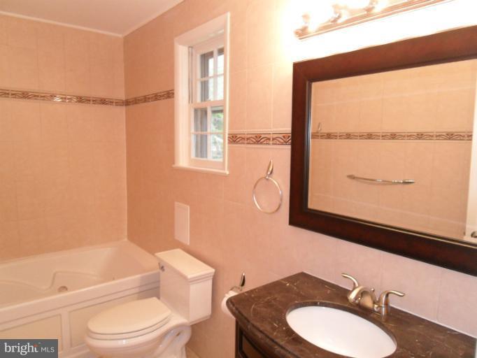 3525 Cornell Road Fairfax, VA 22030 - Photo 19 of 27 Soaking Tub in Upstairs Hall Full Bath