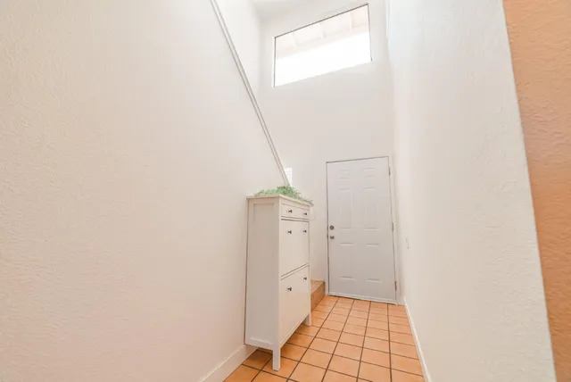 a view of entryway with window