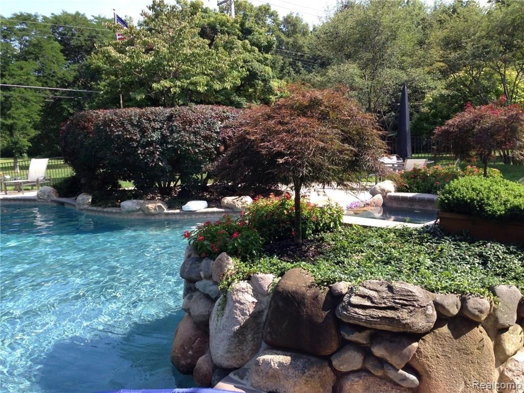 25124 Farmington Road Farmington, MI 48336 - Photo 19 of 50 back 2.JPG