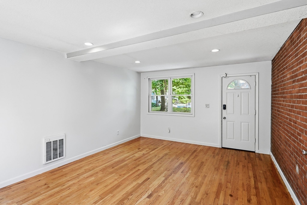 881 Roosevelt Avenue Springfield, MA 01109 - Photo 5 of 35