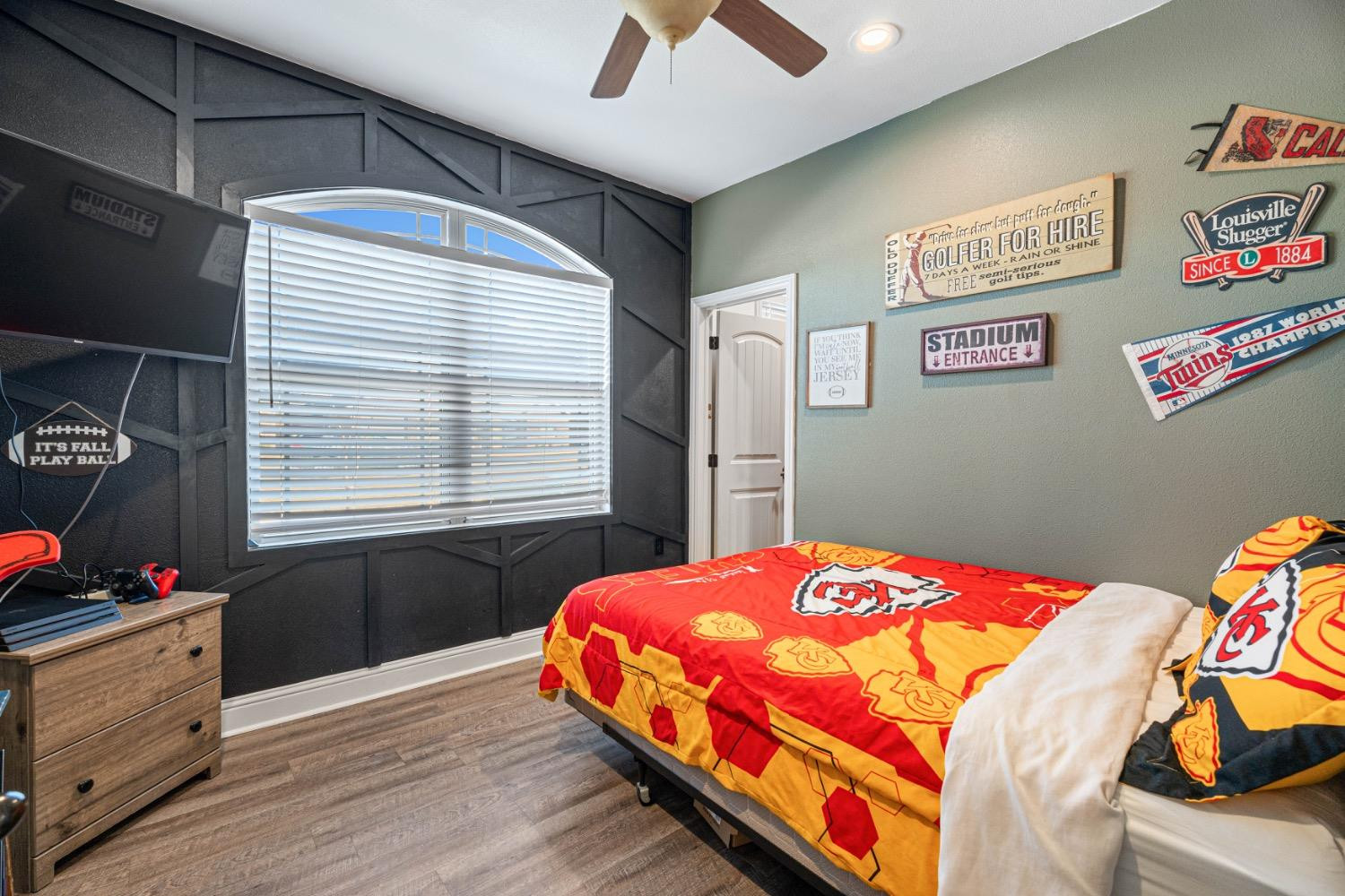 813 Avenue T Shallowater, TX 79363 - Photo 28 of 36 a bedroom with a bed and a dresser in it