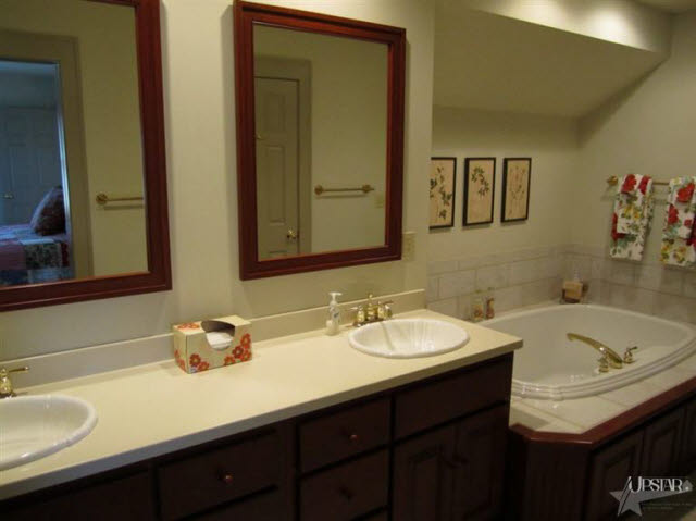 204 Hunters Ridge Auburn, IN 46706 - Photo 12 of 16 Gallery Image 12