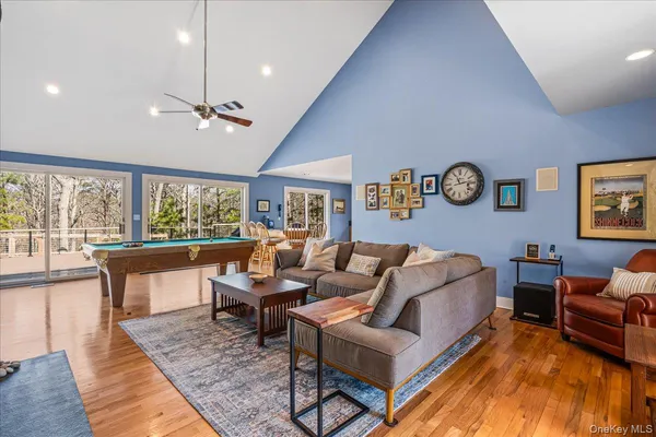 $999,898 | 24 Tanglewood Trail, Hampton Bays, NY 11946
