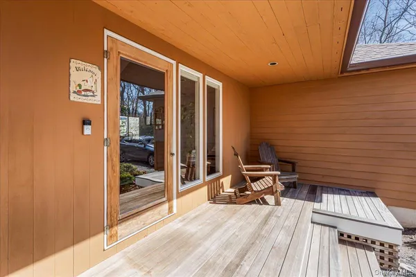$999,898 | 24 Tanglewood Trail, Hampton Bays, NY 11946