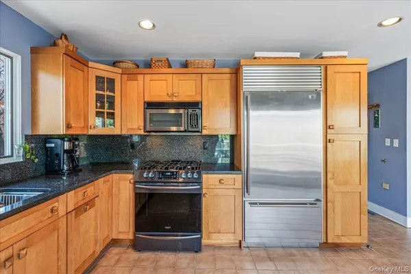 $999,898 | 24 Tanglewood Trail, Hampton Bays, NY 11946