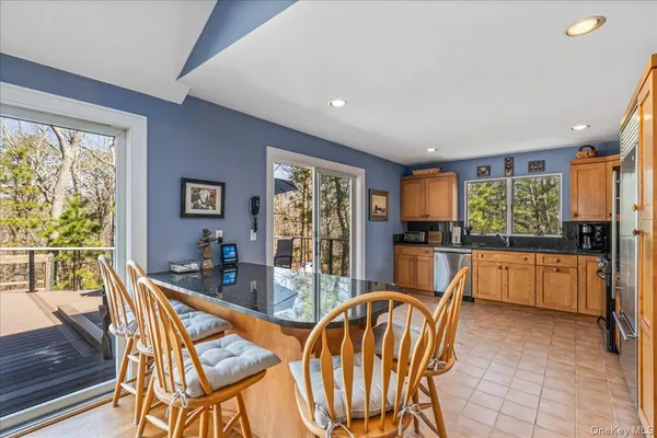 $999,898 | 24 Tanglewood Trail, Hampton Bays, NY 11946