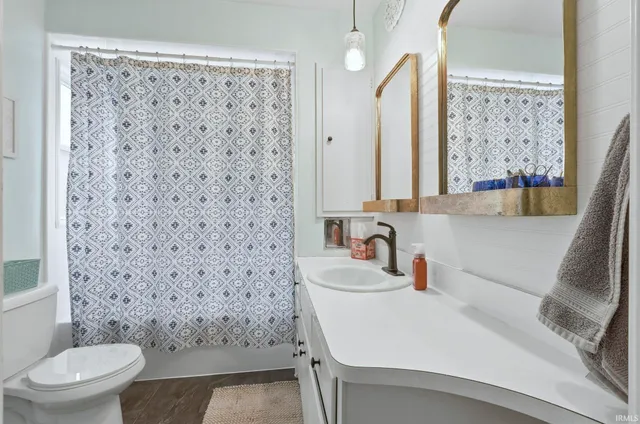 $299,900 | 404 West Oakdale Drive, Fort Wayne, IN 46807