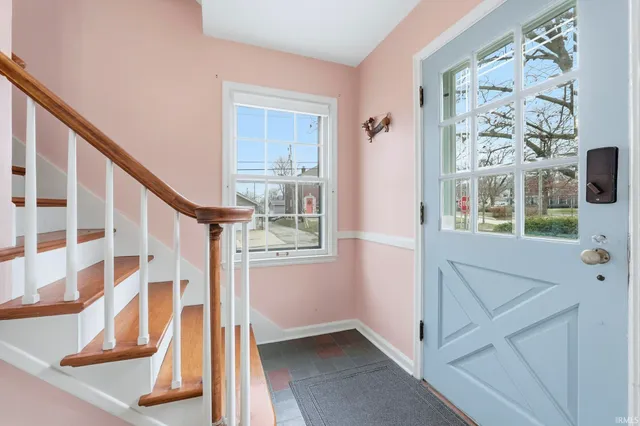 $299,900 | 404 West Oakdale Drive, Fort Wayne, IN 46807