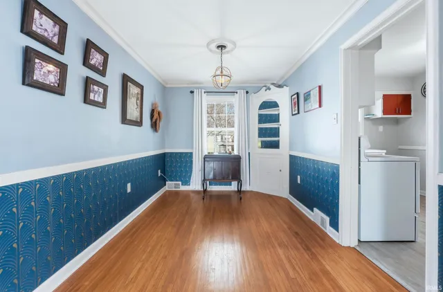 $299,900 | 404 West Oakdale Drive, Fort Wayne, IN 46807