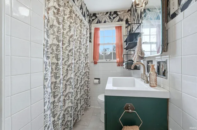 $299,900 | 404 West Oakdale Drive, Fort Wayne, IN 46807