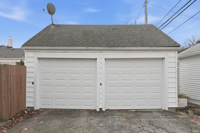 $299,900 | 404 West Oakdale Drive, Fort Wayne, IN 46807