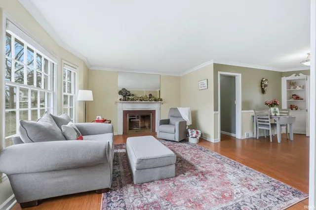 $299,900 | 404 West Oakdale Drive, Fort Wayne, IN 46807