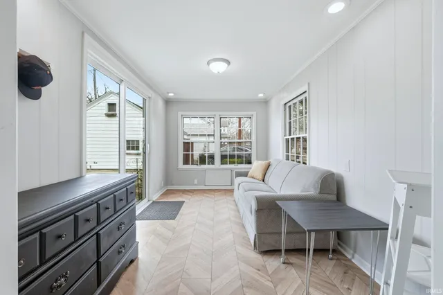 $299,900 | 404 West Oakdale Drive, Fort Wayne, IN 46807