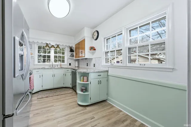 $299,900 | 404 West Oakdale Drive, Fort Wayne, IN 46807