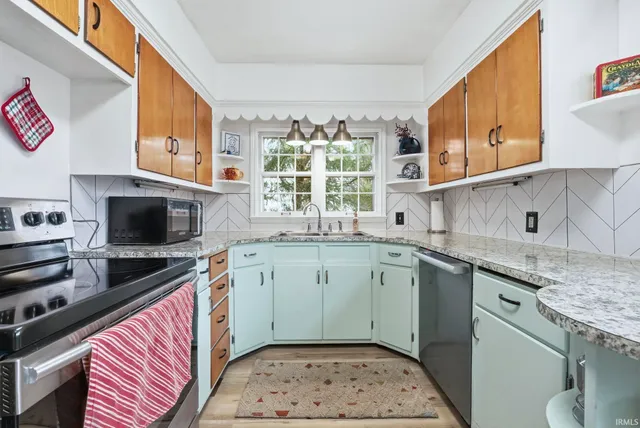 $299,900 | 404 West Oakdale Drive, Fort Wayne, IN 46807