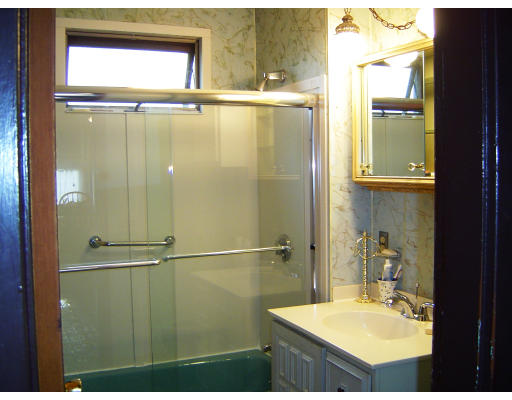 91-93 Orange Street Springfield, MA 01108 - Photo 9 of 17 a bathroom with a shower