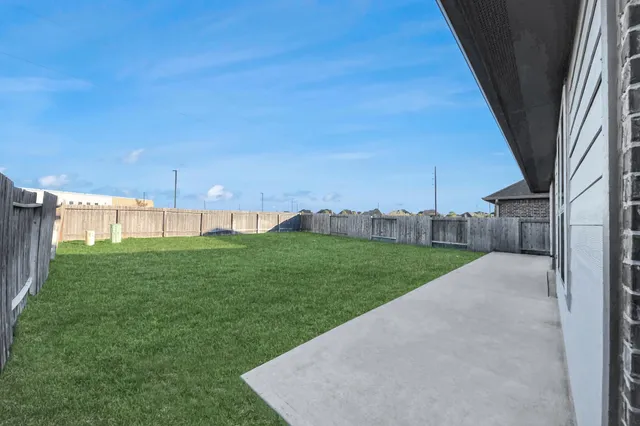 a view of a back yard