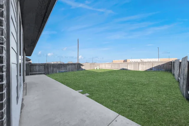 a view of a back yard