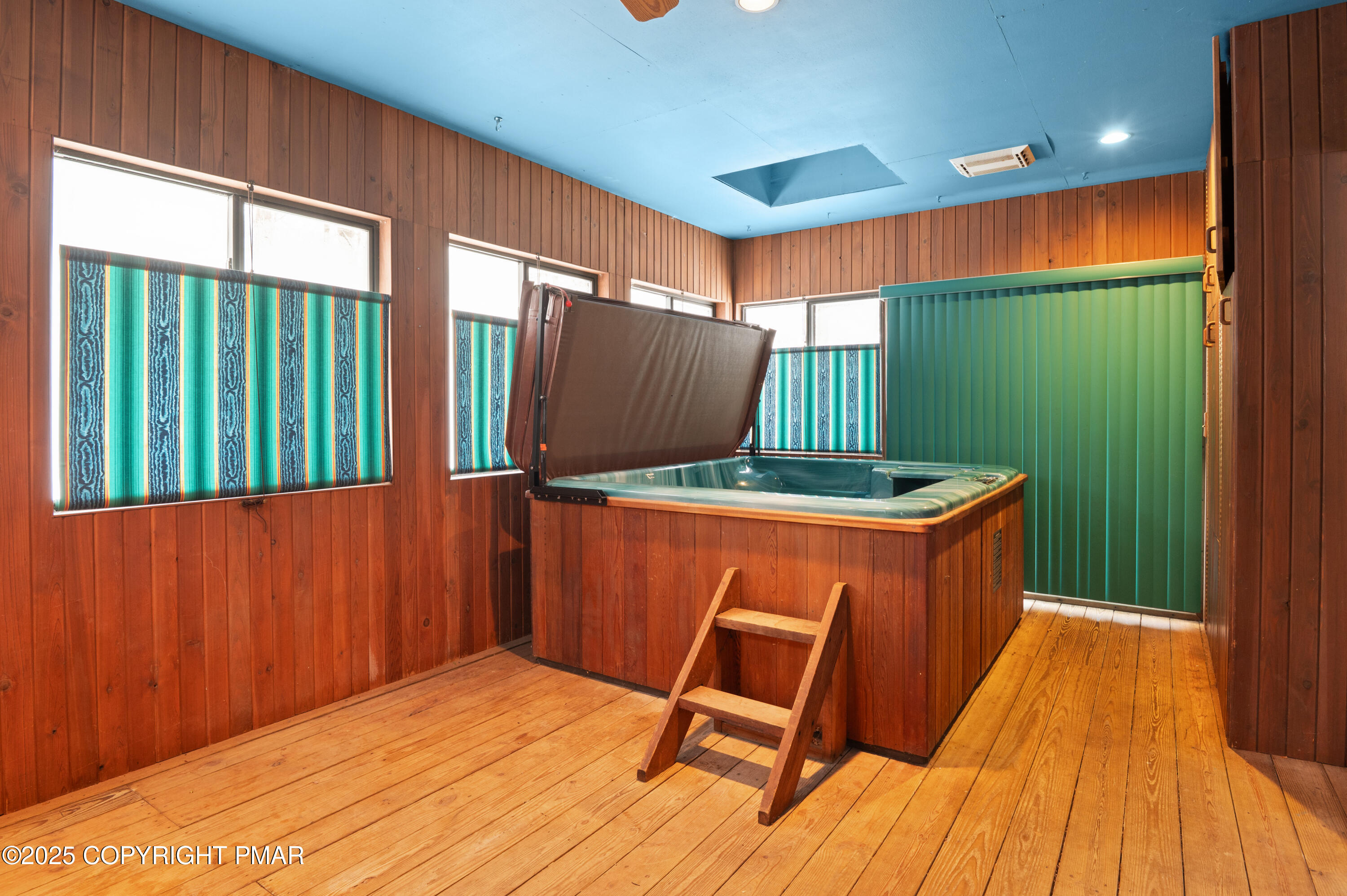 233 Pontiac Path Pocono Lake, PA 18347 - Photo 20 of 46 a workspace with furniture