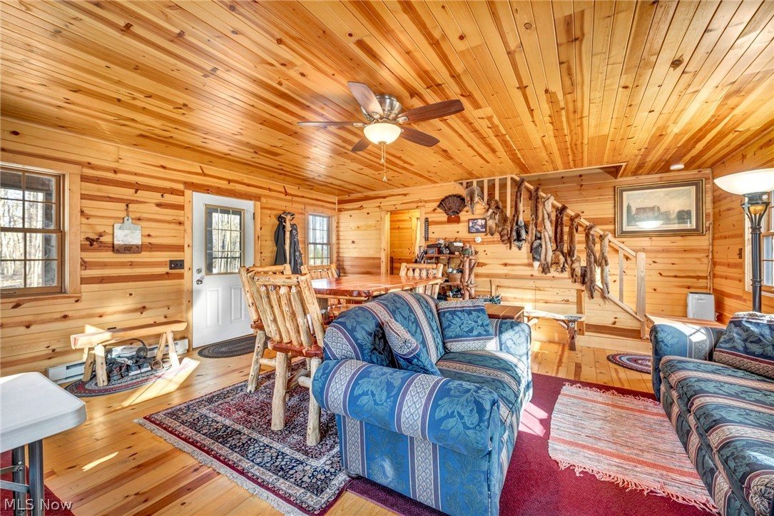 8335 South Wiswell Road Windsor, OH 44099 - Photo 7 of 19 Great Room