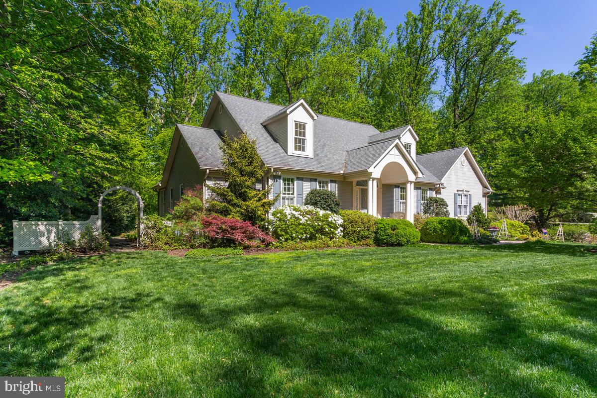 532 Epping Forest Road Annapolis, MD 21401 - Photo 3 of 62 Lovely Manicured Landscape