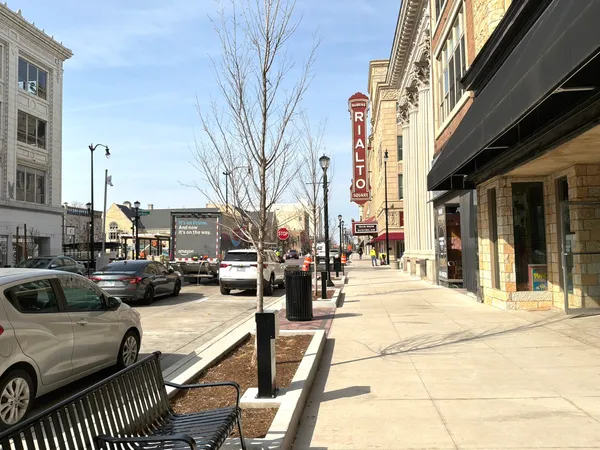 $2,100 | 224 East Cass Street, Unit PH, Joliet, IL 60432