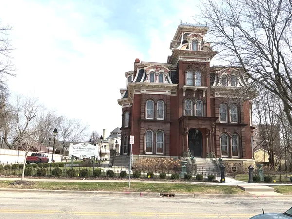 $2,100 | 224 East Cass Street, Unit PH, Joliet, IL 60432