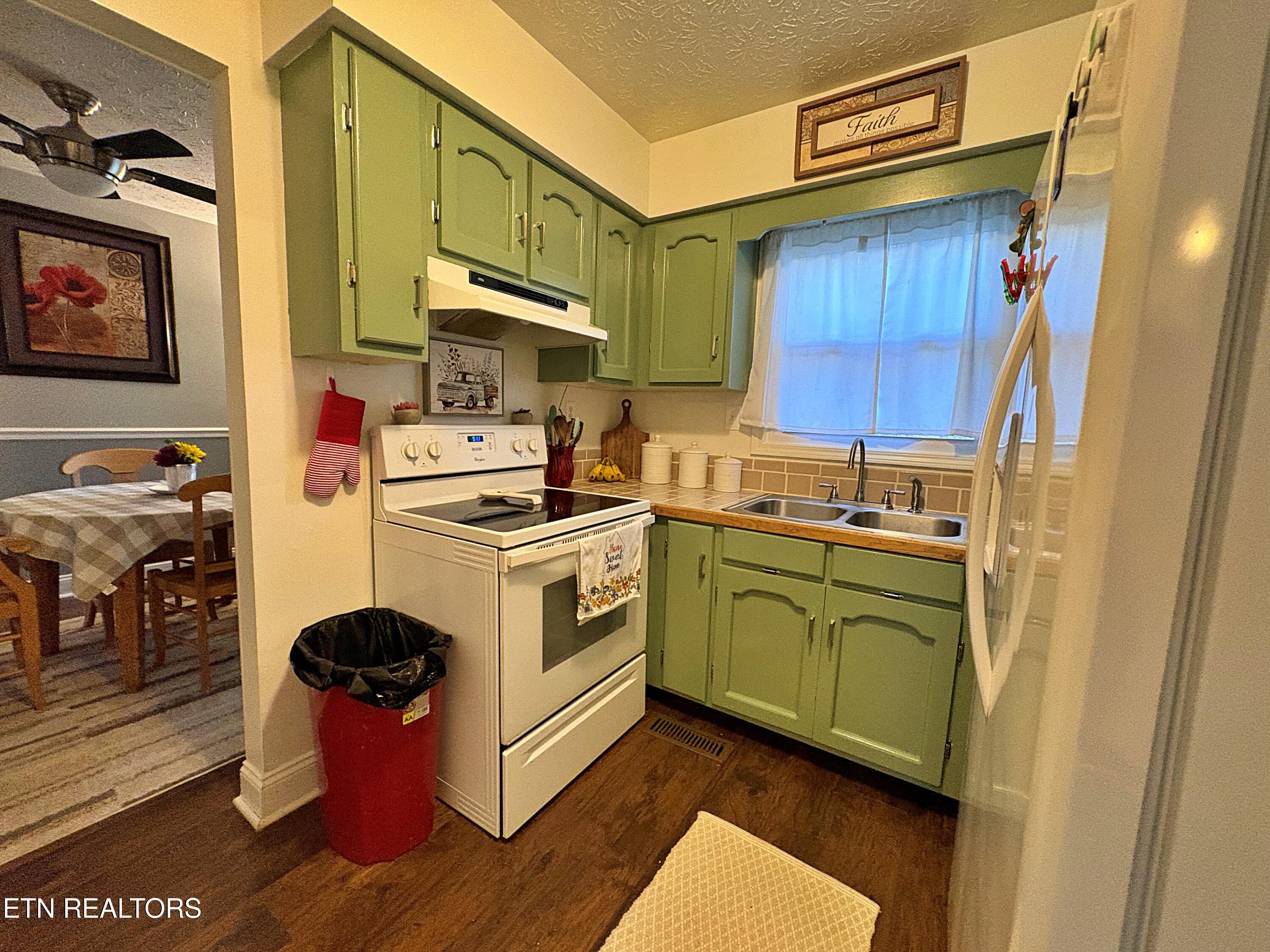 23 Castleford Way Middlesboro, KY 40965 - Photo 14 of 31 Kitchen 14