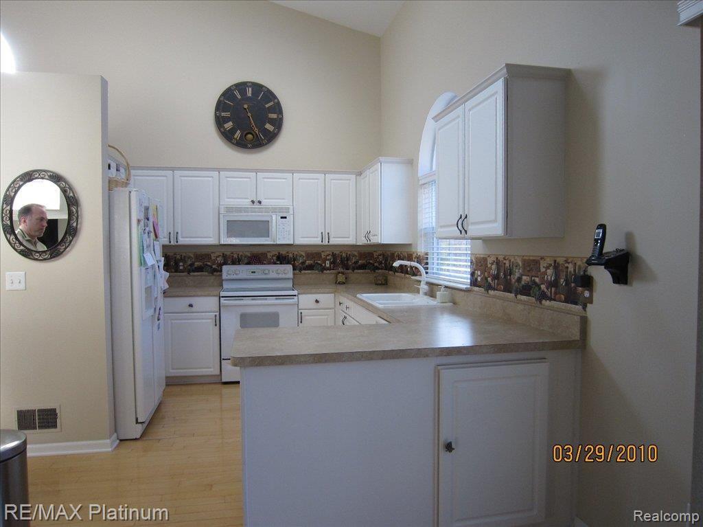 2749 Court Lane Howell, MI 48843 - Photo 2 of 25 court kitchen
