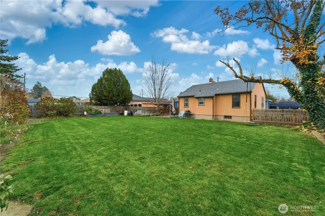 a view of a house with backyard