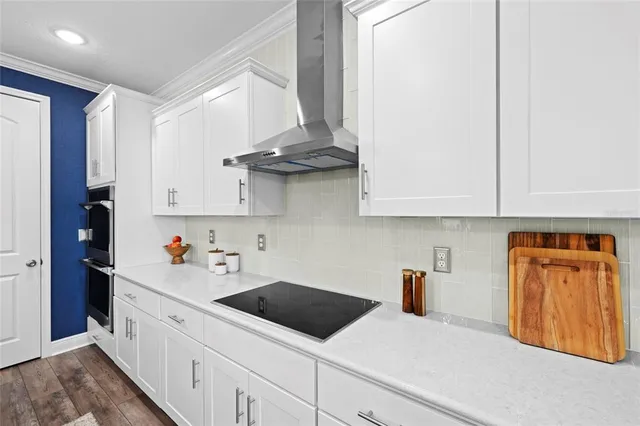 a large kitchen with kitchen island a large island in it
