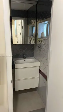 $1,500 | 1150 Normandy Drive, Unit 101, Miami Beach, FL 33141