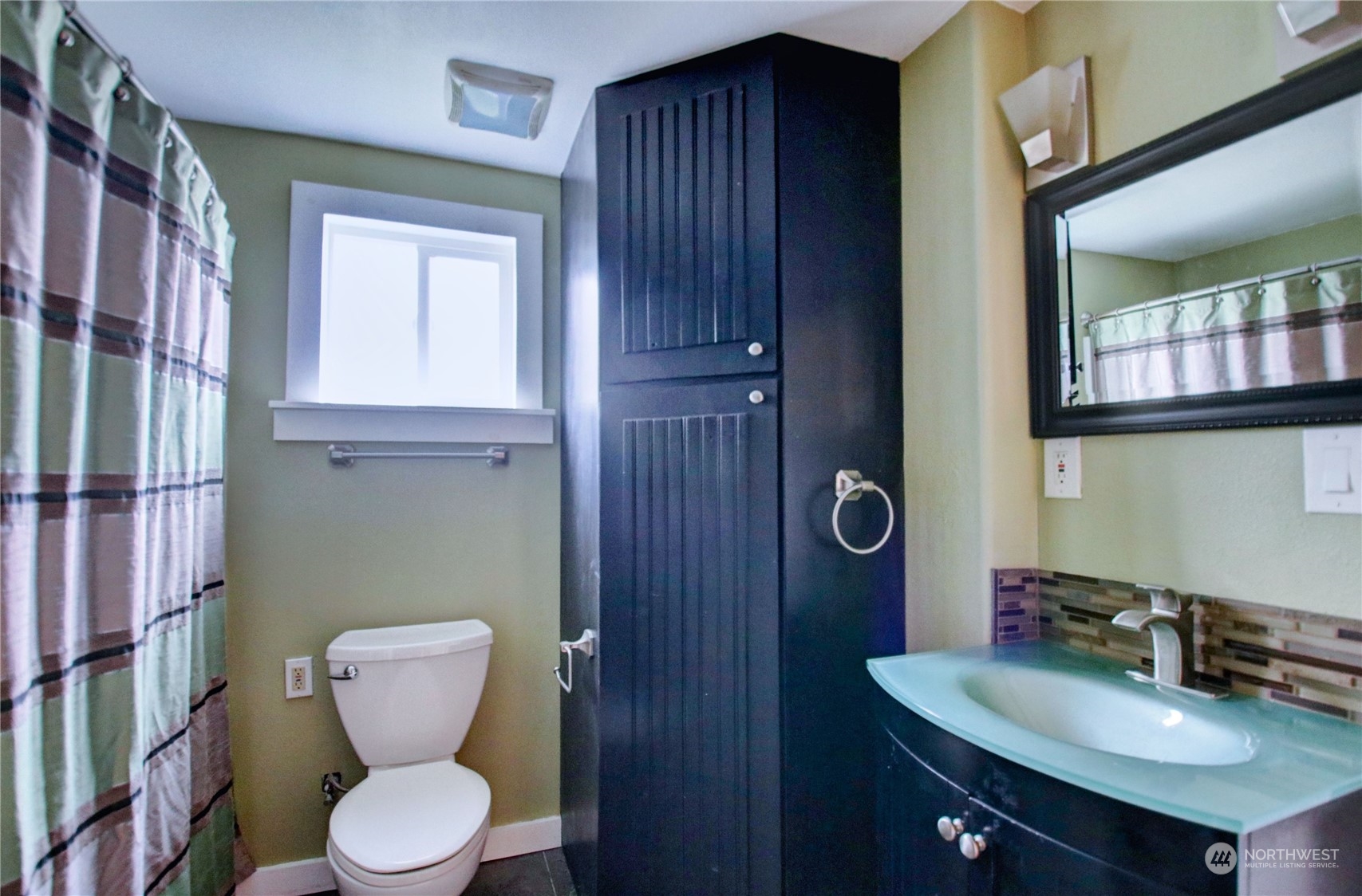 16614 Dunbar Road Mount Vernon, WA 98273 - Photo 21 of 40 a bathroom with a toilet a sink and mirror