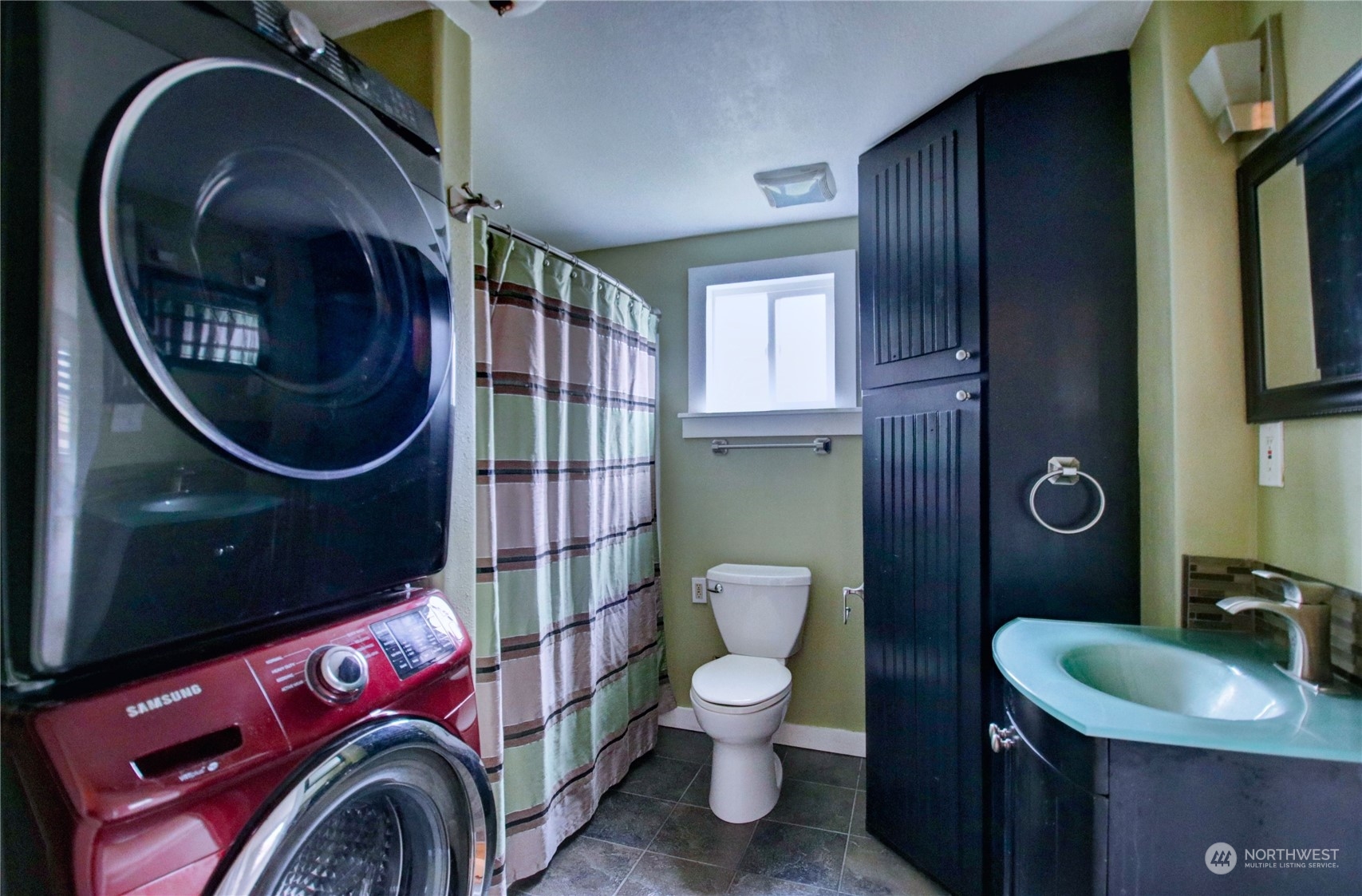 16614 Dunbar Road Mount Vernon, WA 98273 - Photo 22 of 40 a bathroom with a toilet a sink and mirror