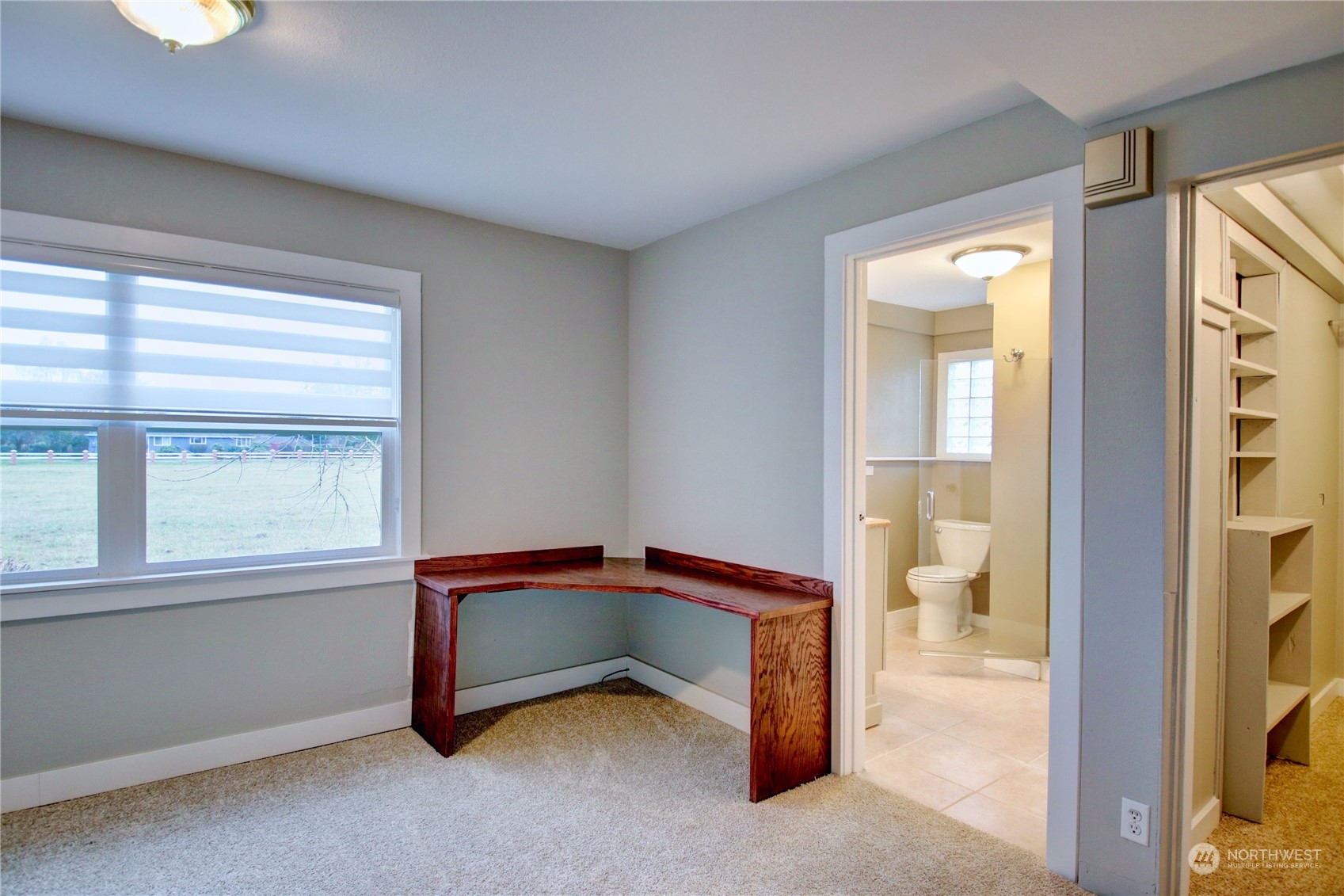 16614 Dunbar Road Mount Vernon, WA 98273 - Photo 24 of 40 a room that has a bed and a window